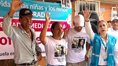 Familiares de la niña Sofía Delgado, durante una jornada de búsqueda con la Personería de Cali.