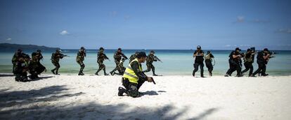Policías toman medidas de seguridad en la playa de Boracay.