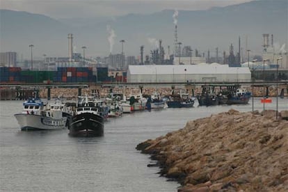 Barcas de pescadores cortan los accesos al puerto de Tarragona.