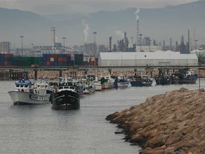 Barcas de pescadores cortan los accesos al puerto de Tarragona.
