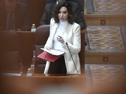 La presidenta regional, Isabel Díaz Ayuso, durante el pleno de este jueves en la Asamblea de Madrid.