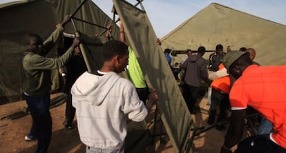 Montaje de tiendas militares en el CETI de Melilla, el pasado año.