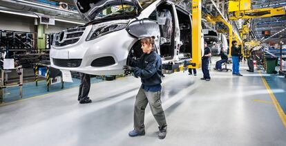 Trabajadores en la línea de montaje de Mercedes-Benz en Vitoria, País Vasco.