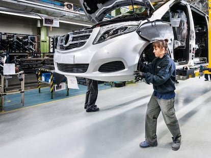 Trabajadores en la línea de montaje de Mercedes-Benz en Vitoria, País Vasco.