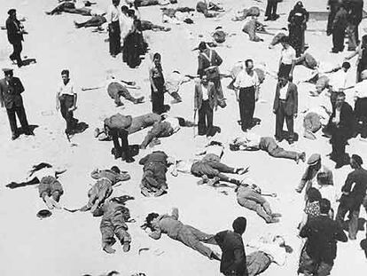 Un grupo de personas observa los cadáveres de víctimas del asalto al Cuartel de la Montaña, el 20 de julio de 1936.