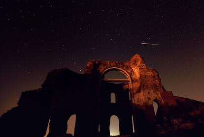 Noche de Perseidas sobre la 'Iglesia Roja', una basílica cristiana bizantina al sur de Bulgaria.