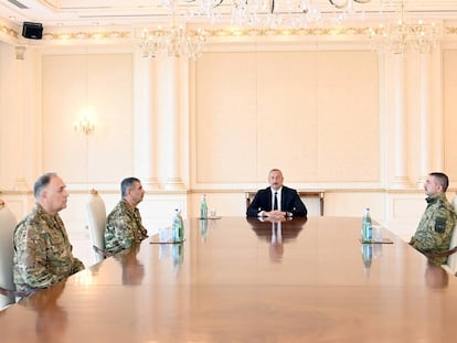 El presidente de Azerbaiyán, Ilham Aliyev, preside una reunión con los líderes de las fuerzas armadas del país, el 13 de septiembre.