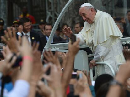 El papa Francisco saludando a sus fieles