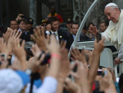 El papa Francisco saludando a sus fieles