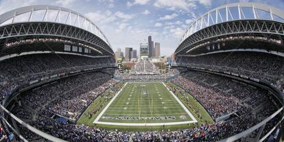 El CenturyLink Field es un estadio de fútbol y fútbol americano. Es el hogar del Seattle Sounders de la MLS y del Seattle Seahawks de la NFL. Está ubicado en Seattle y tiene una capacidad para 67.000 espectadores. Fue terminado de construir en 2002 y será sede del Haití-Perú, Argentina-Bolivia y un partido de cuartos.