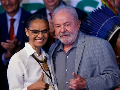 El presidente electo de Brasil, Lula da Silva, junto a Marina Silva, futura ministra de Medio Ambiente, en Brasilia, este jueves.
