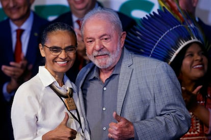 El presidente electo de Brasil, Lula da Silva, junto a Marina Silva, futura ministra de Medio Ambiente, en Brasilia