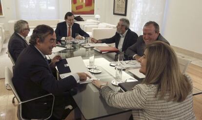 Rajoy i Báñez amb els líders de sindicats i patronal, al juliol.