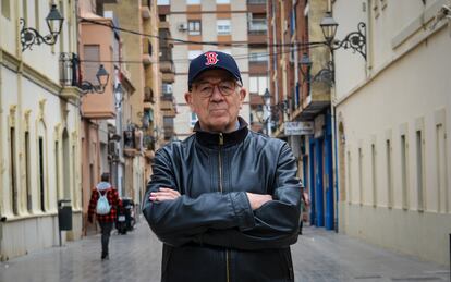 Pep Benlloch, presidente de la Asociación de Vecinos de Campanar, tras el minuto de silencio celebrado este domingo en memoria de las víctimas del incendio de Valencia.