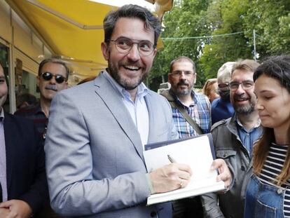 El ministre de Cultura, Maxim Huerta, a la Fira del Llibre a Madrid, el 9 de juny.