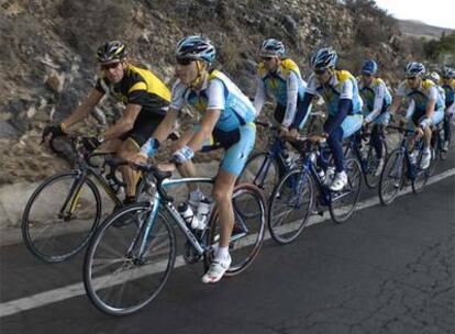 Lance Amstrong, de amarillo, con sus compañeros del Astana en Tenerife.