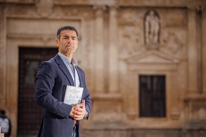 El exconcejal de El Puerto de Santa Maria (Cádiz) Ángel Quintana Fernández con su libro en la plaza del Cabildo de Jerez de la Frontera.