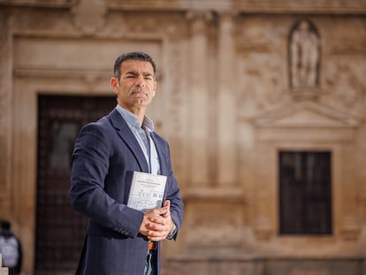 El exconcejal de El Puerto de Santa Maria (Cádiz) Ángel Quintana Fernández con su libro en la plaza del Cabildo de Jerez de la Frontera.