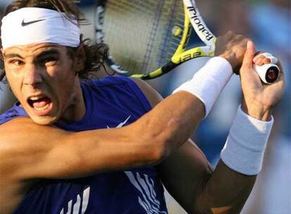 Rafa Nadal golpea la pelota en el partido del Masters de Cincinnati ante Djokovic.