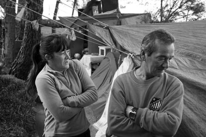 Carmen y Manuel viven en un parque a las afueras de Móstoles, tienen tiendas de campaña, cocina, estufa de gas y televisión. No pueden permitirse pagar un piso con las ayudas que reciben. Su conducta es ejemplar y afirman no haber tenido ningún problema con los vecinos de la zona. A pocos metros, una pareja marroquí vive en una pequeña carpa.