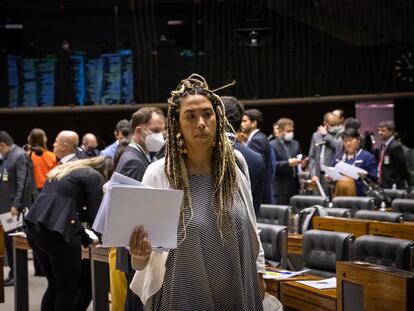 La diputada brasileña Talíria Petrone, rodeada de parlamentarios en el plenario de la Cámara, en Brasilia, el pasado día 15.