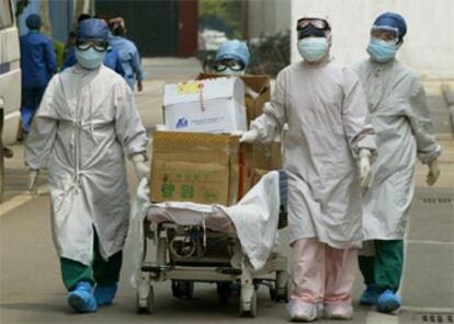 Personal sanitario de un hospital de Pekín se cubre la cara con mascarillas.