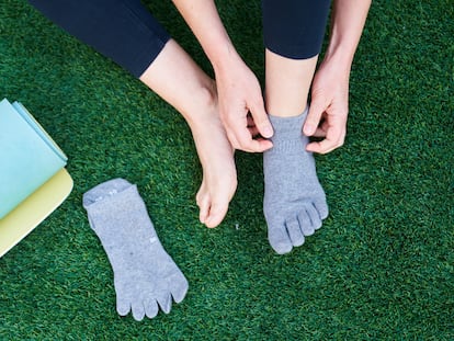Artículo de EL PAÍS Escaparate que describe las ventajas de usar calcetines de dedos para la vida diaria.