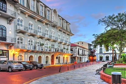 El Central Hotel Panamá, el primero del país, frente a la plaza de la Independencia, en el casco antiguo de la capital panameña.