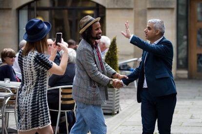 Sadiq Khan ha sido felicitado por muchos londinense al t&eacute;rmino de la ceremonia. 