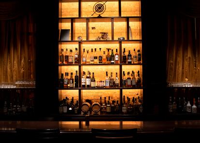 Barra del bar Oak, dentro del hotel Tokio Station.