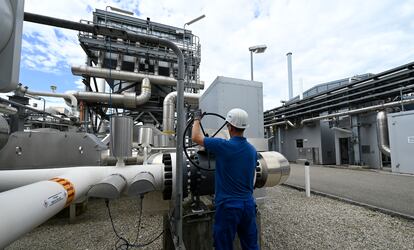 Un trabajador maniobraba en la reserva de gas de Haidach, en Austria, el pasado 2 de agosto.