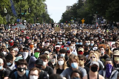 Miles de personas se concentran en Washington después de que el presidente Donald Trump alentase la mano dura y los arrestos contra los manifestantes y el despliegue del Ejército. Esta cadena de manifestaciones que comenzó en Minneapolis hace una semana, se ha extendido por todo el país en el mayor movimiento de protesta a favor de la población negra de Estados Unidos que se recuerda desde la muerte de Martin Luther King, en 1968.