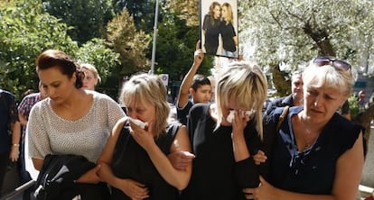 Los familiares de Marina Okarynska en el funeral, este viernes.