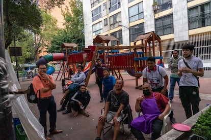 Un grupo de hombres ven el partido desde un parque en Ciudad de México.