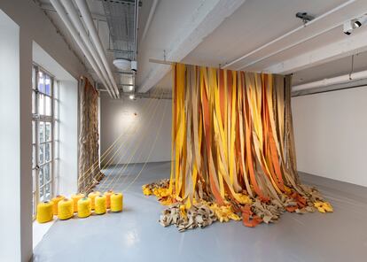 La obra ‘Joyful Interlude Ensemble’, de Sheila Hicks, uno de los trabajos creados para la muestra Solaire Culture.