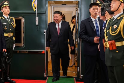 El líder norcoreano, Kim Jong-un, a su llegada a la estación de Pekín (CHina), este martes.