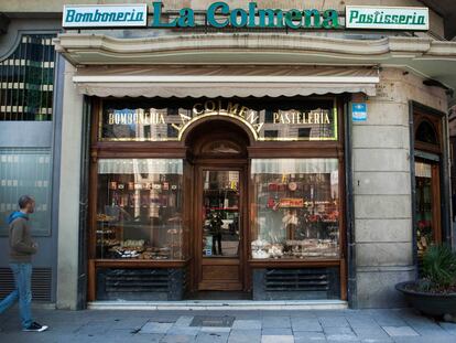 Situada a escasos metros de la plaza Sant Jaume, las pastas de té son las delicias de los clientes de la pastelería La Colmena, que huele a pan recién horneado desde 1864.