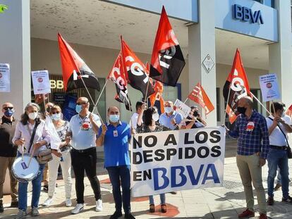 02-06-2021 Concentración de los trabajadores de BBVA en Badajoz
 ECONOMIA ESPAÑA EUROPA EXTREMADURA
 