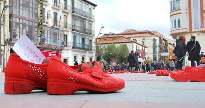 Un par de zapatos recuerdan a una víctima de violencia machista en Soria.