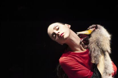 Una de las escenas de la batalla, a ritmo de danza, entre Caperucita y el Lobo Féroz en la obra canadiense'Suites Curieuses' (suites curiosas).