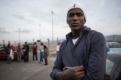 Mamadou Sellou Sall es de Senegal y lleva en Italia cuatro meses. Solicitó asilo y se encuentra esperando en el centro de Acogida de Solicitantes de Asilo de Mineo. Duerme en una habitación compartida con cinco personas y se siente frustrado por la largas esperas y el aislamiento. El centro es abierto, por lo que los solicitantes de asilo pueden entrar y salir, siempre y cuando regresen a la hora especificada (pueden obtener el permiso para permanecer fuera unas pocas noches). Pero el lugar es tan remoto y sus recursos tan limitados que muchos ni siquiera se aventuran a salir. No tienen acceso a una ducha caliente todos los dias. Este joven dejó Senegal por la situacion economica. Si tuviera papeles cambiaria su vida y la su madre.