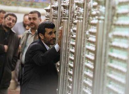 El presidente Mahmud Ahmadineyad reza ayer en el santuario chií de Kadhumiya, al norte de Bagdad.