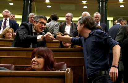 El diputado socialista, Patxi López, saluda al secretario general de Podemos, Pablo Iglesias, en el Congreso de los Diputados.