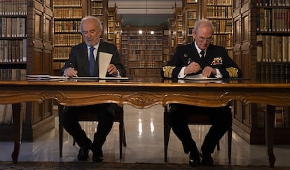 El director de la RAE, Santiago Muñoz Machado, y el jefe del Estado Mayor de la Defensa, el almirante Teodoro Esteban López Calderón, durante la firma de dos protocolos de colaboración, en marzo.