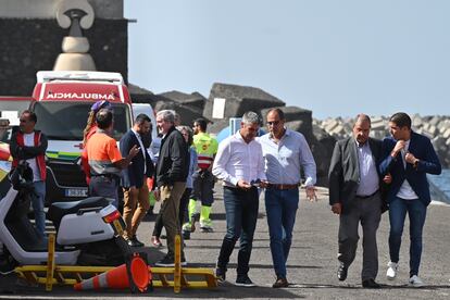 El presidente del Gobierno de Canarias, Fernando Clavijo (quinto por la izquierda), durante su visita al muelle de La Restinga, en El Hierro, este martes.