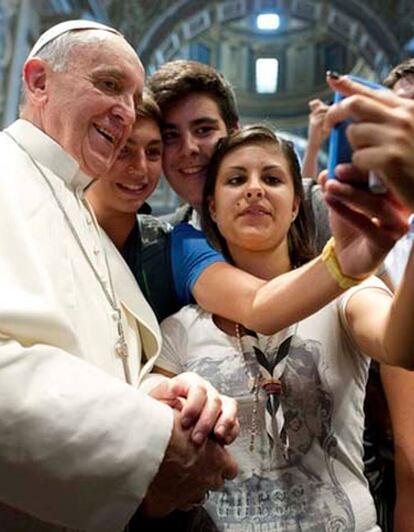 Ni el mismísimo Papa se ha librado del narcisimo digital.