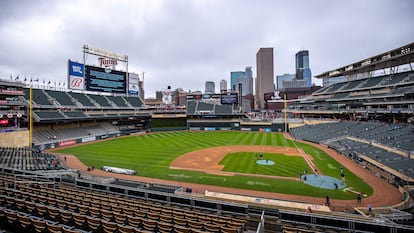 Vista general del Target Field donde este lunes fue pospuesto el partido de béisbol entre Minnesota Twins y Boston Red Sox.