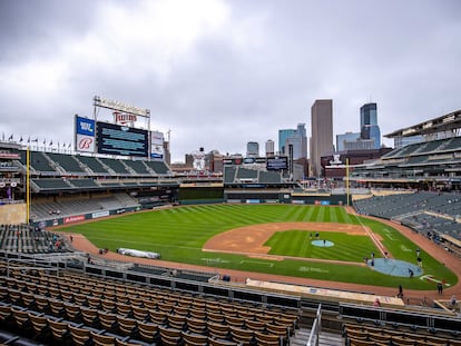 Vista general del Target Field donde este lunes fue pospuesto el partido de béisbol entre Minnesota Twins y Boston Red Sox.