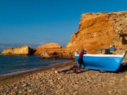 Pescadores en una cala cercana a Saidia, junto a la frontera entre Marruecos y Argelia.