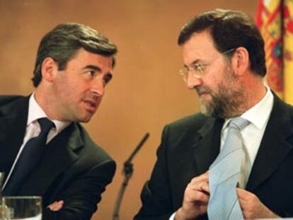 Ángel Acebes y Mariano Rajoy, ayer tras el Consejo de Ministros.